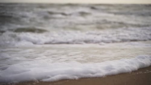 Meereswellen schäumen am Sandstrand Nahaufnahme Meeresgezeit Natürliche Meeresgeräusche Ruhige Küsten