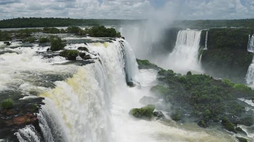 Vue d'en haut d'une grande cascade tombant dans la piscine de la forêt tropicale dans la jungle verte colorée de Los Angeles