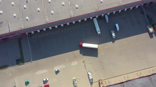 Vue aérienne des conteneurs de fret et de l'entrepôt de distribution