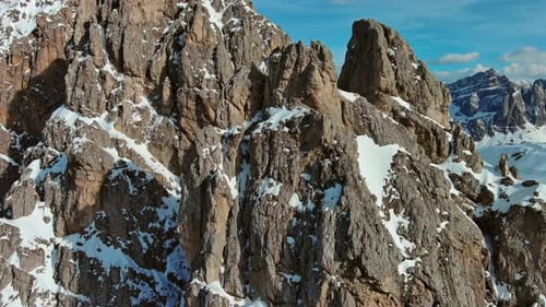 Montanhas rochosas de neve ao pôr do sol Aerial