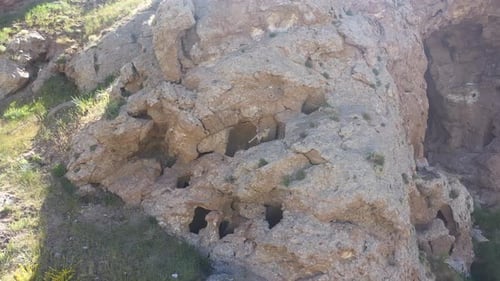 Vue aérienne du renard dans d'anciennes grottes rocheuses