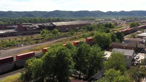 Luftaufnahme des Bahnhofs und der Fabrik, Vereinigte Staaten.