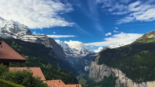 Cúpulas de Jungfrau sobre a vila alpina de Wengen, na região de Bernese Oberland, Suíça. Panorâmica aérea