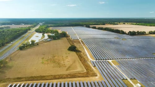 Luftaufnahme eines großen nachhaltigen Elektrizitätswerks mit vielen Reihen von Photovoltaik-Solarmodulen für