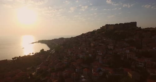 Aéreo: A cidade de Molyvos, na ilha de Lesbos, durante o pôr do sol.