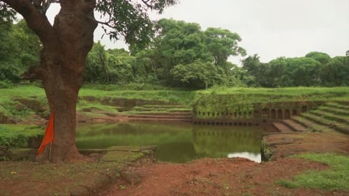 Étang restauré avec des niches sculptées du temple Sri Saptakoteshwar du XVe siècle construit par les rois Kadamba i