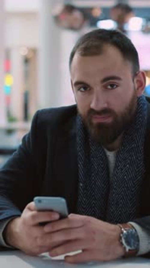 Ein Mann nutzt sein Smartphone in einer modernen, digital vernetzten Umgebung und hebt Technologie hervor