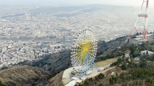 Atemberaubende Aufnahmen von Tiflis im Hintergrund auf einem riesigen Riesenrad, 4k