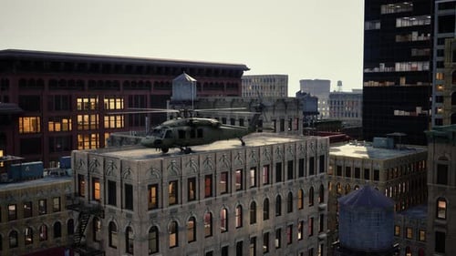 Helicóptero militar en el centro al atardecer
