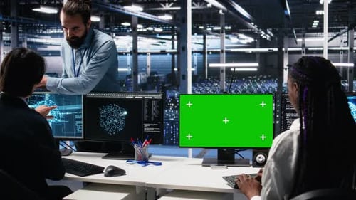 Softwareentwickler für Rechenzentren, der KI-Systeme mithilfe eines Greenscreen-PCs verwaltet