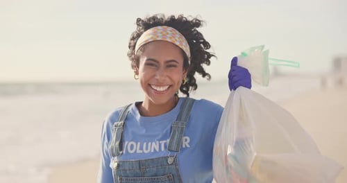 Playa, rostro y mujer emocionada con bolsa de plástico para el día de la tierra, sostenibilidad