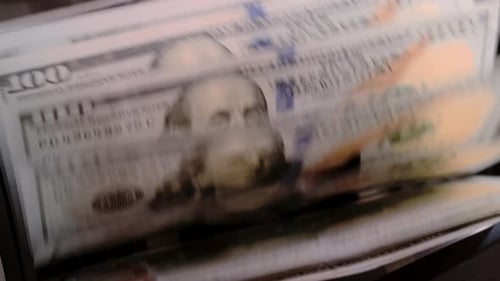 La vista de cerca de la máquina contadora de divisas La máquina contadora calcula los billetes de dinero estadounidense