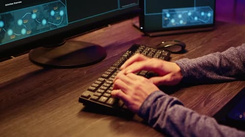 Hacker digitando código de malware no teclado
