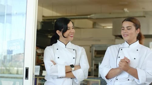 Deux chefs échangent des regards, sourient et posent à la porte du magasin avec un code QR, accueillant les invités