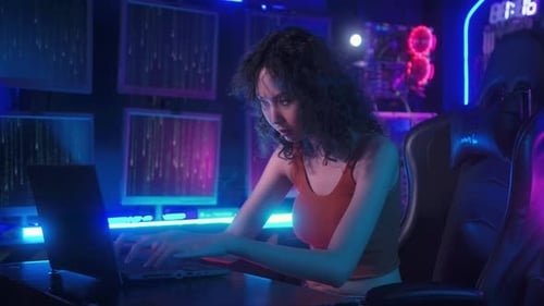 Ein Hacker benutzt einen Laptop, um nachts Daten zu stehlen