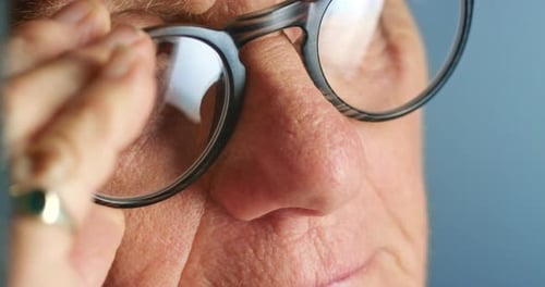 Brille, Sehvermögen und Gesicht einer älteren Person, die eine neue Brille ausprobiert