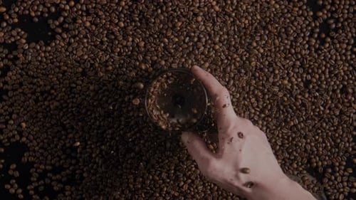 Barista desconhecido mói à mão grãos de café explodidos em câmera lenta, vista superior