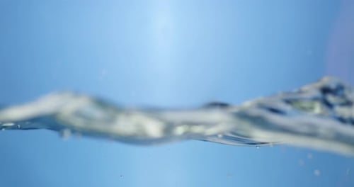 Meereswellen stürzen ab. Die Kraft der Natur in einem flüssigen, fließenden Wasserhintergrund.