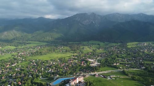 Vue sur la vallée depuis Gubałówka (Gubalowka) - survol du paysage des montagnes enneigées des Tatras polonaises, au loin