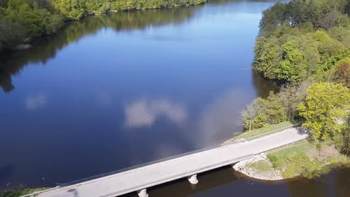 Brücke über eine See-Luftaufnahme. Langsame, Filmmusik Rückwärtsbewegung der Kamera. Sonniger Tag, blauer Himmel und Wolken