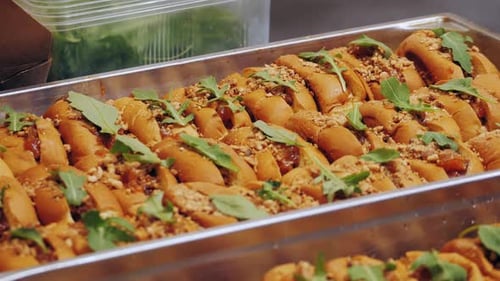 Sándwich de brioche a la parrilla con salmón y pescado rojo sobre tostadas de un festival gastronómico en el mercado puesto a la venta