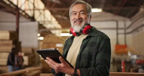 Schreiner, reifer Mann und Tablet für Holzarbeiten in der Werkstatt mit digitaler Checkliste