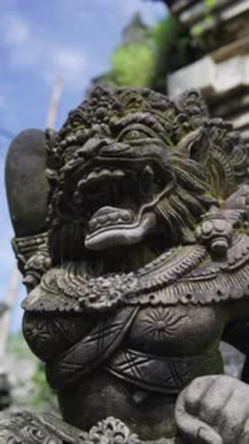 Statues de lion anciennes sur l'île de Bali près du temple, vue verticale rapprochée