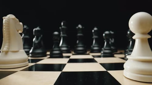 Steadicam-Schnappschuss-Bewegung durch ein Schachfeld bis zur Figur von König und Königin