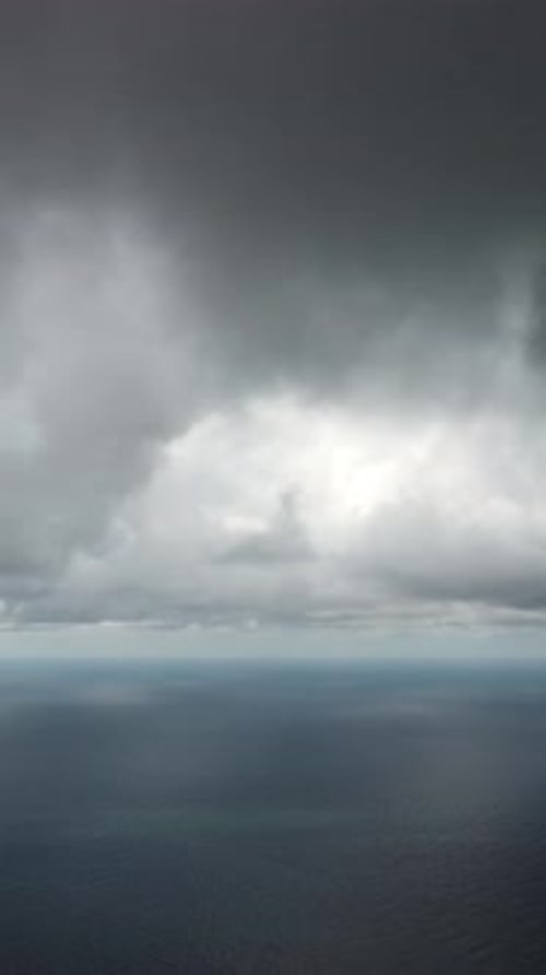 Vista aérea vertical Dramático, sombrio e sombrio, nuvens de chuva sobre o mar, natureza aérea abstrata, verão