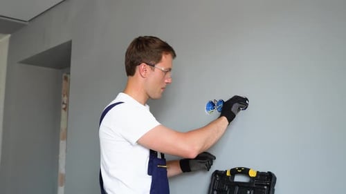Professioneller Elektriker, der an dem Konzept für Heimwerker und Reparaturen an der elektrischen Anlage arbeitet