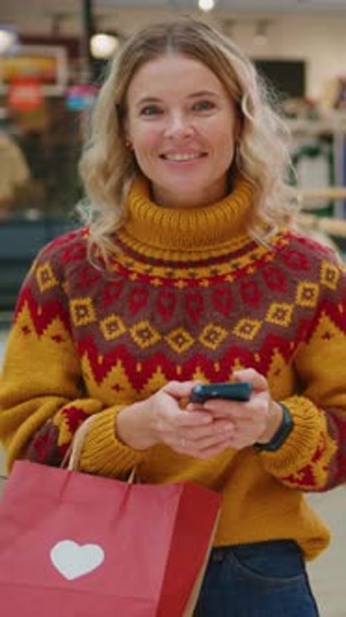 Une cliente joyeuse vêtue d'un pull douillet profitant joyeusement d'une merveilleuse journée à l'extérieur