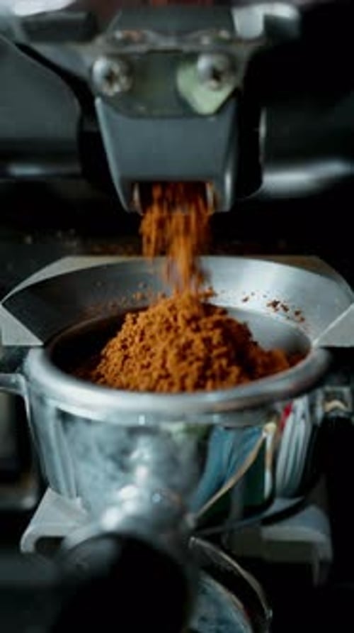 Mühle zum Füllen von geröstetem Kaffee aus der Kaffeemaschine