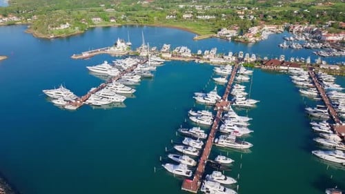 Vista aérea sobre el plácido puerto deportivo de Casa de Campo con muchos yates amarrados