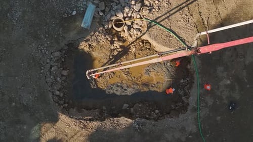 Principes de base du bâtiment : capture aérienne du processus de pose du béton