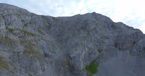 «El vuelo de un Zumbido sobre la Montaña Palentina revela un paisaje impresionante de picos imponentes y profundos