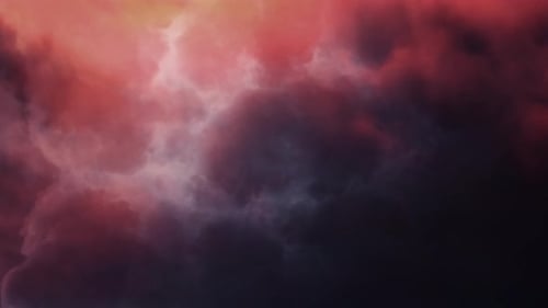 Gewitter treten in rötlich gefärbten Cumuluswolken auf.