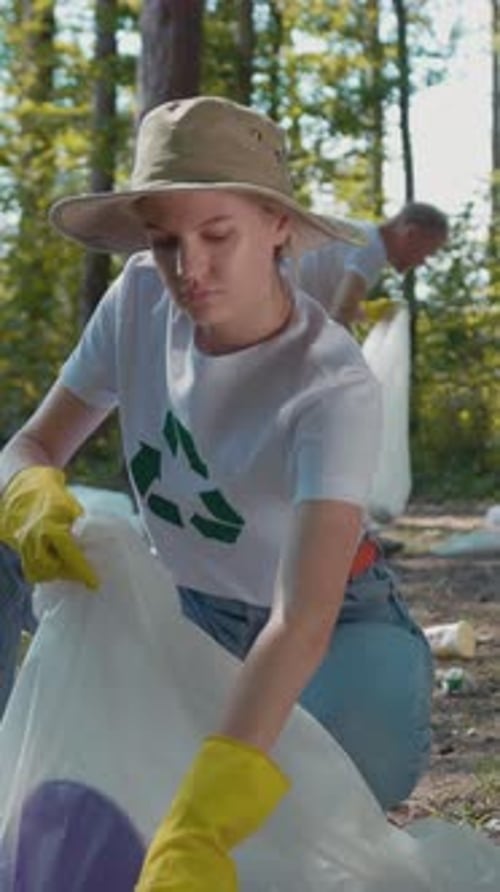 El voluntariado para las actividades de limpieza ambiental para ayudar a proteger y restaurar la naturaleza es esencial