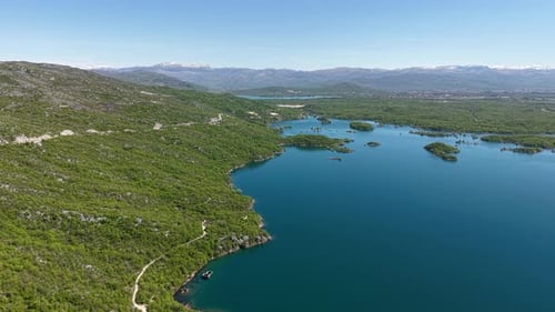 Fotografía con un Zumbido del lago Slano, depósito de agua artificial cerca de Niksic, Montenegro, en un día soleado de verano