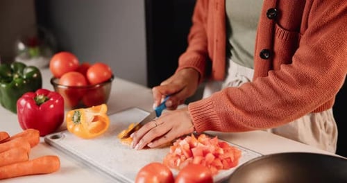 Hände, Frau und geschnittenes Gemüse zum Kochen für das Abendessen mit Diät, Ernährung und Geschmack zu Hause