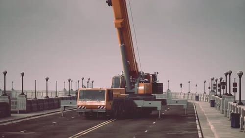 Gran grúa automotriz en el puente en construcción