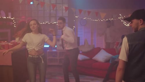 Uma cena de festa vibrante repleta de dança e uma atmosfera de celebração cheia de alegria