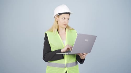 Der Ingenieur nickt der Kamera zu.