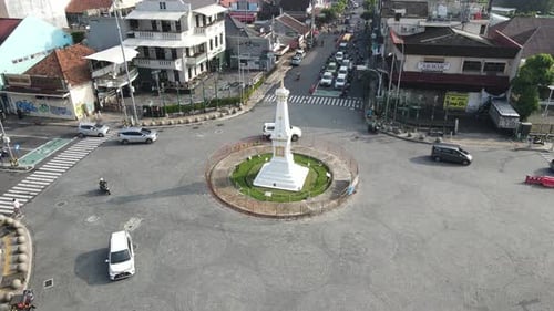 Kreisförmige Luftaufnahme von Tugu Jogja oder Yogyakarta Monument, Indonesien.