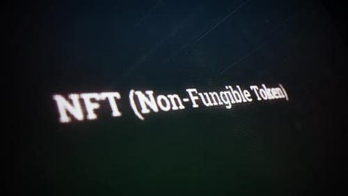 Nft (Nicht fungibles Token) auf digitalem Bildschirm Nachricht auf Computerbildschirmen