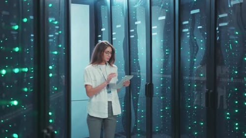 Ein Rechenzentrumsexperte sorgt für eine effektive Verwaltung des Serverbetriebs und der Serveraktivitäten