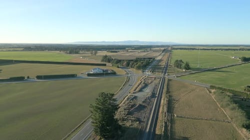Estradas rurais em Canterbury, Nova Zelândia, cercadas por fazendas a 60 FPS