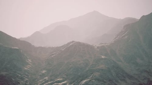 Vue sur les montagnes afghanes dans le brouillard