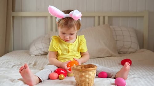 Kleines Mädchen mit Hasenohren