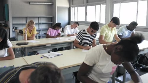 Estudiantes adolescentes que realizan tareas de clase en la escuela Curso de preparación para la universidad