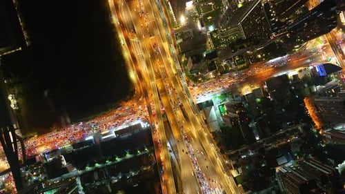 Stau in der Hauptverkehrszeit der Schnellstraße in Bangkok, Thailand. Stadtverkehr.